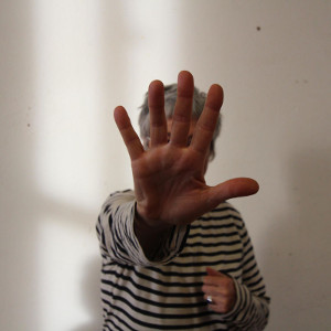 Foto von A., die mit nach vorn gestreckter Hand ihre Grenzen setzt.
